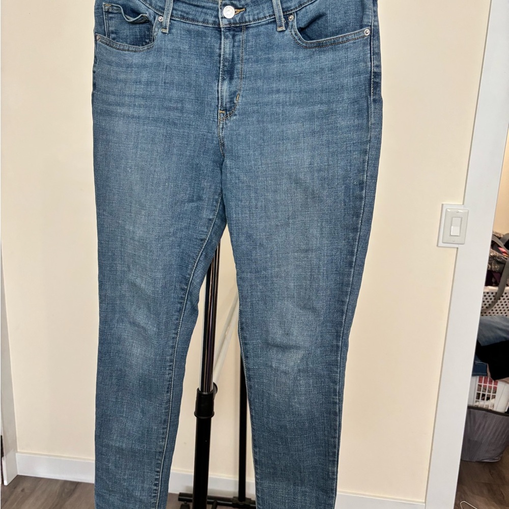Levi's Women's Skinny Jeans in Medium Blue Wash